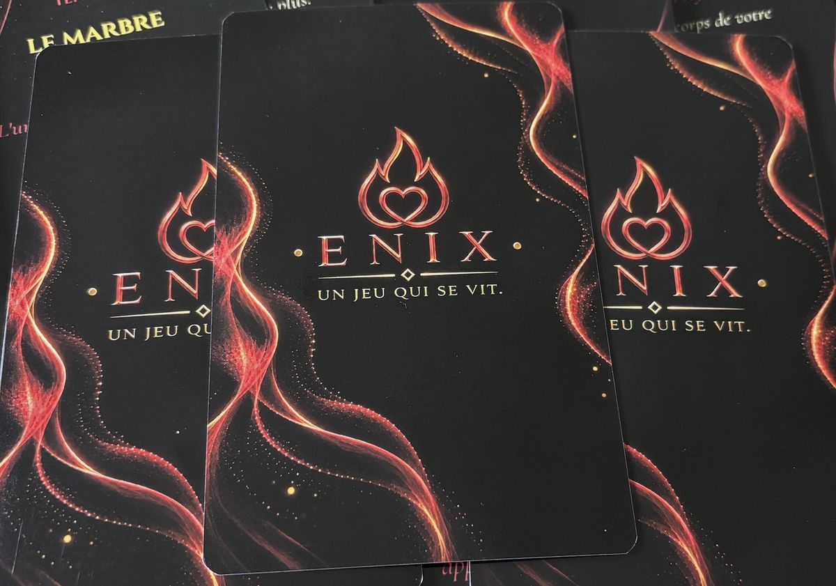 Trois cartes ENIX posées sur un tissu noir, dos visible avec le logo et le slogan « Un jeu qui se vit »
