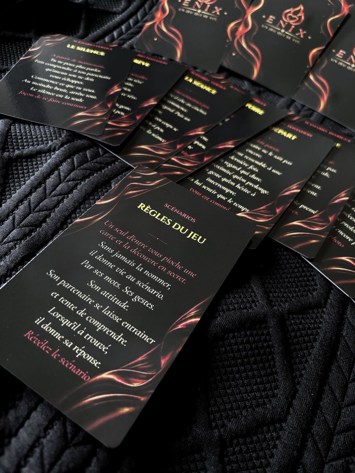 La carte « Règles du jeu » au premier plan, d'autres cartes scénario en arrière-plan